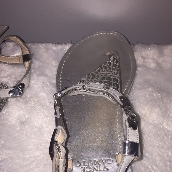 Vince Camuto Itelli Silver Print  Flat Sandals - Picture 8 of 8
